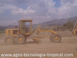 Patrol nivelando tierras para hacer terraza
